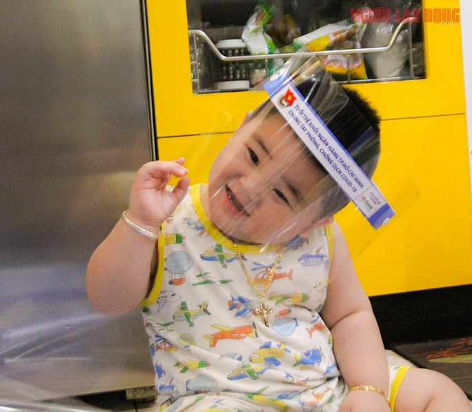 Crafty Vietnamese make products for the Covid age - video