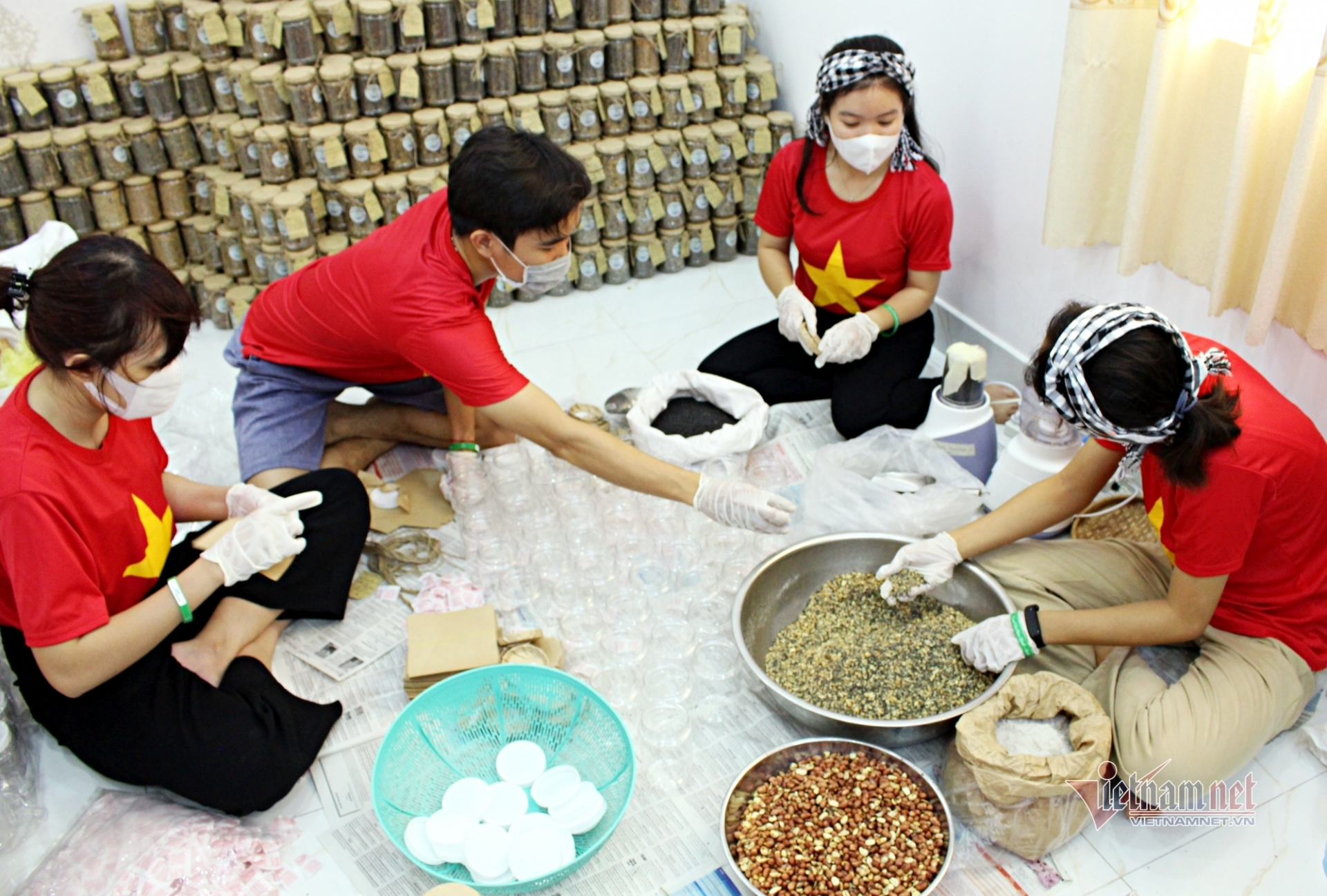 Crafty Vietnamese make products for the Covid age - video
