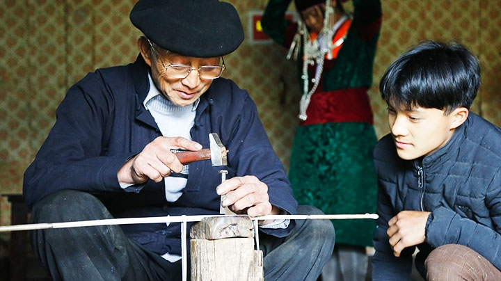 Preserving the quintessence of H'Mong silver carving