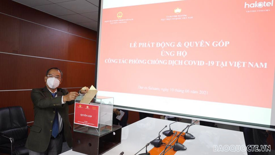 Vietnamese Embassy in Tanzania coordinated with Halotel Company to organize a launching ceremony and make a donation to support the Covid-19 epidemic prevention and control fund.