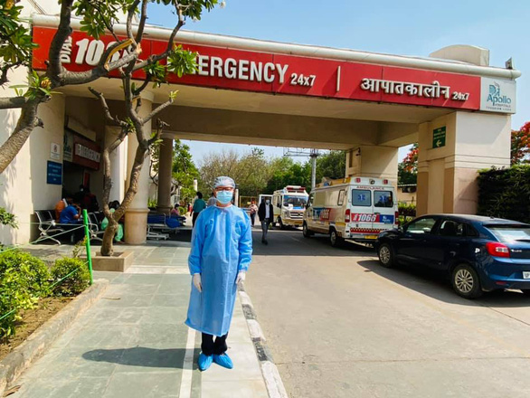 Vietnamese Ambassador to India Pham Sanh Chau is present at Apollo Hospital in New Delhi, India, where Nhan - a Vietnamese engineer who built the embassy - is being treated for Covid-19 - Photo : Facebook of Ambassador Pham Sanh Chau Facebook
