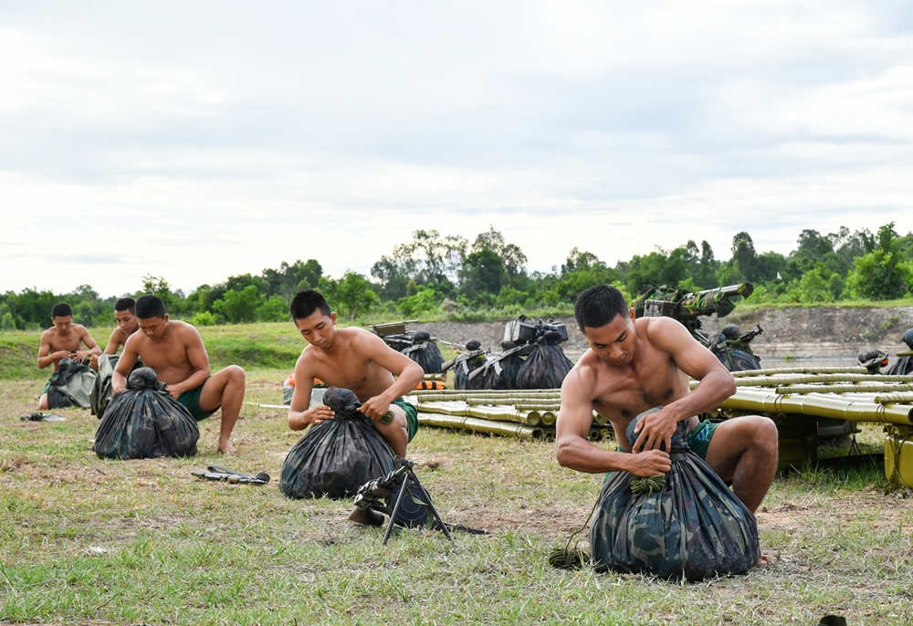 In Photos: Vietnamese Division 330’s troops sharpen river crossing skills