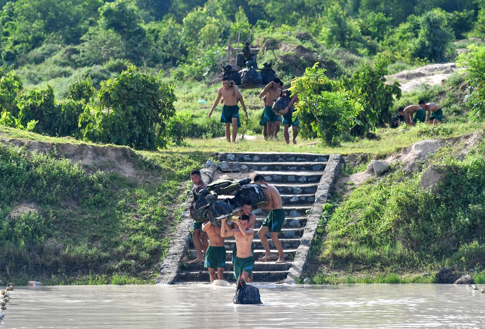 In Photos: Vietnamese Division 330’s troops sharpen river crossing skills