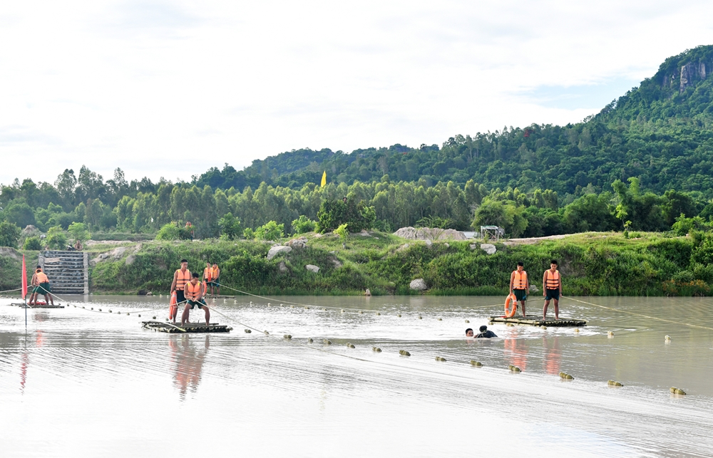 In Photos: Vietnamese Division 330’s troops sharpen river crossing skills
