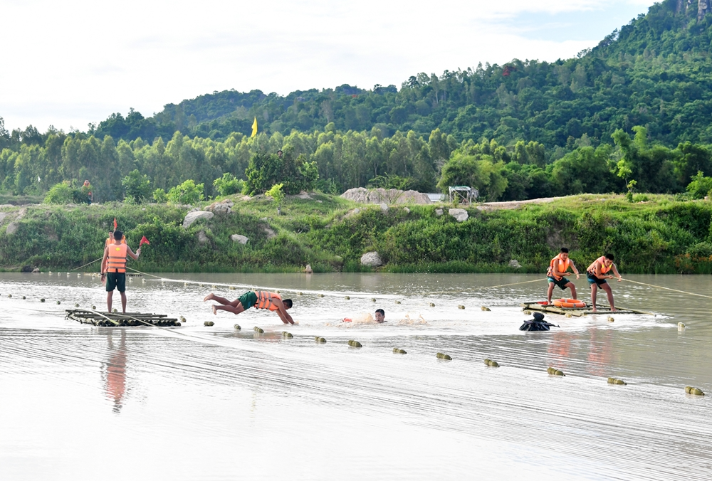 In Photos: Vietnamese Division 330’s troops sharpen river crossing skills