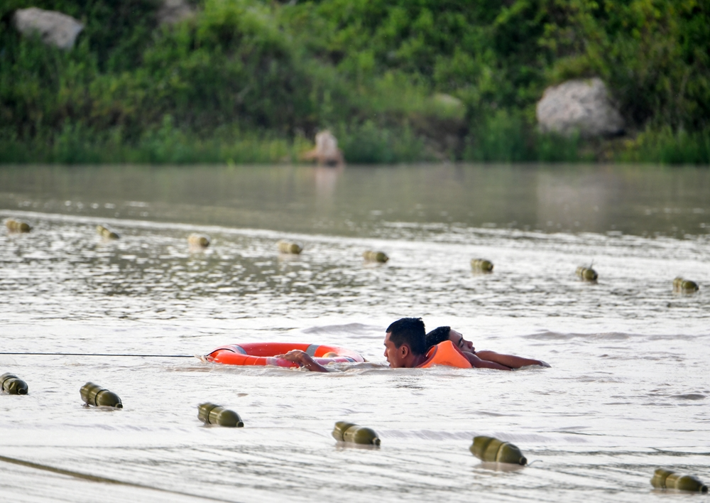 In Photos: Vietnamese Division 330’s troops sharpen river crossing skills