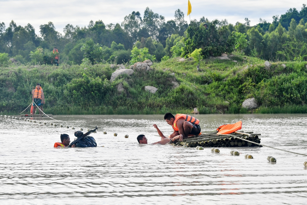 In Photos: Vietnamese Division 330’s troops sharpen river crossing skills