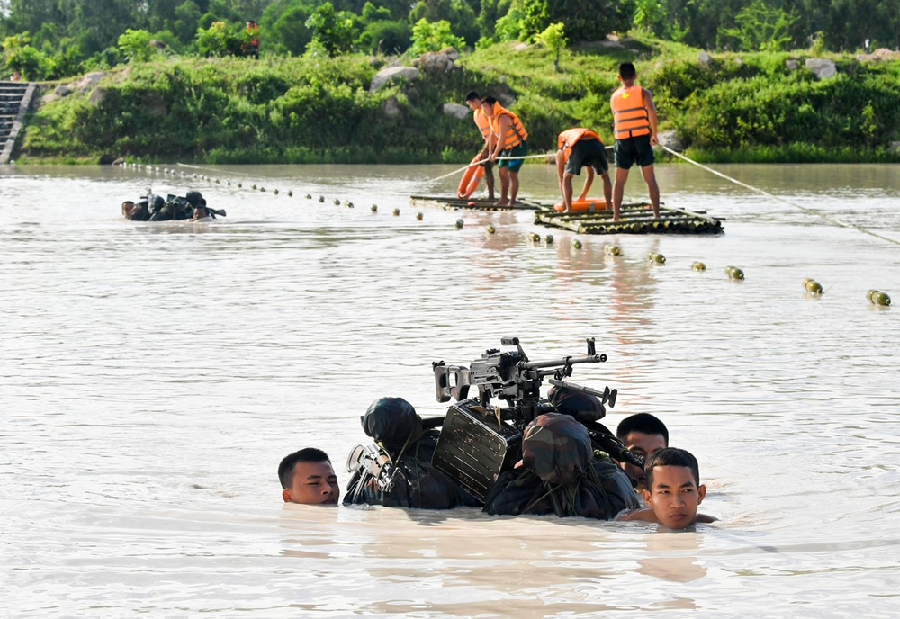 In Photos: Vietnamese Division 330’s troops sharpen river crossing skills