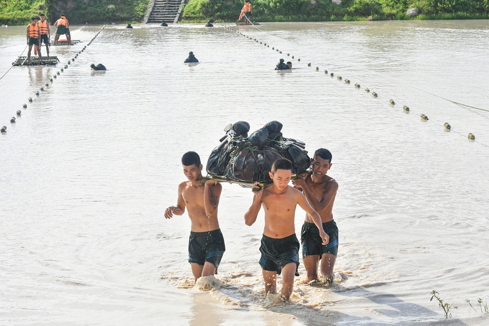 In Photos: Vietnamese Division 330’s troops sharpen river crossing skills