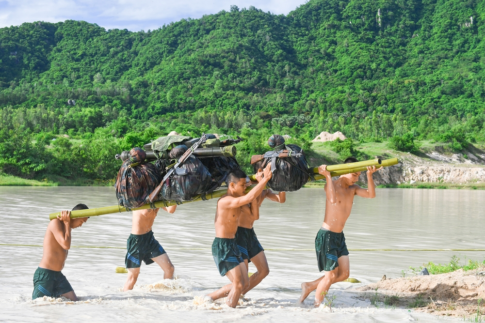 In Photos: Vietnamese Division 330’s troops sharpen river crossing skills