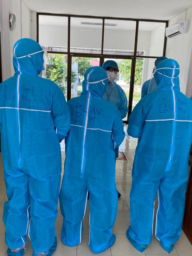 Doctors of Bach Mai Hospital at Pholthong Hospital. (Photo: PV/Vietnam+)