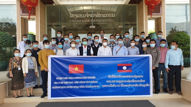Lao leaders welcome a delegation of Vietnamese medical experts to fight against the COVID-19 epidemic. (Photo: PV/Vietnam+)