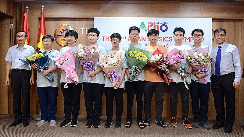 The Vietnamese team participating in the 2022 Asian Physics Olympiad. Photo: NDO