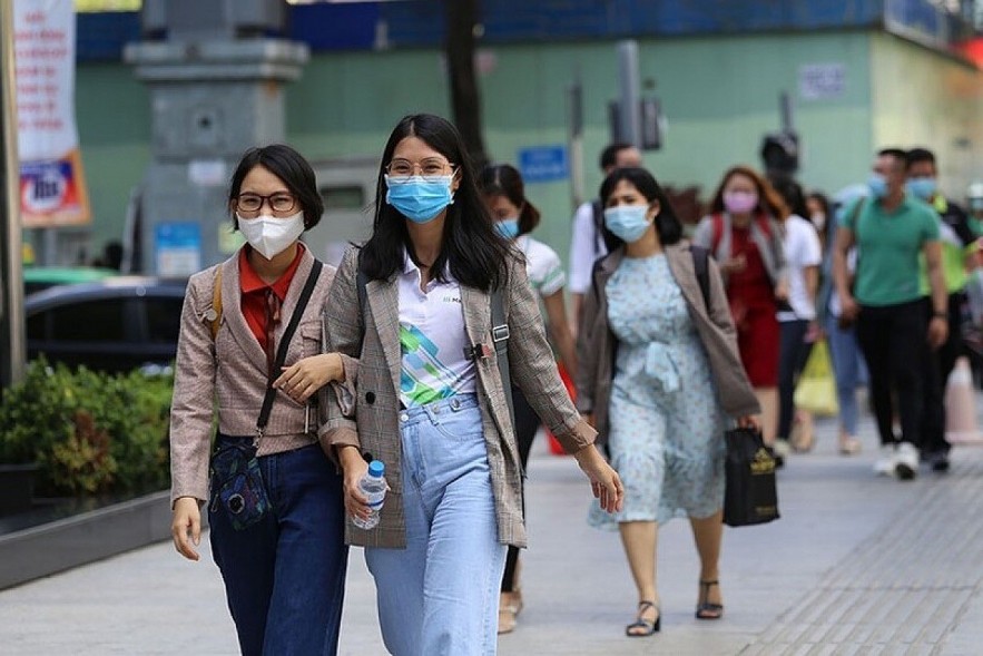 The MoH proposes changing stringent 5K anti-pandemic measures to V2K. Photo: Phap Luat