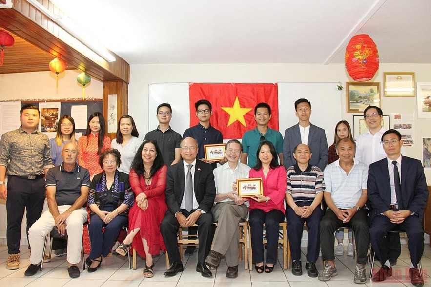 Vietnam Stands Out at Fêtes Consulaires in France