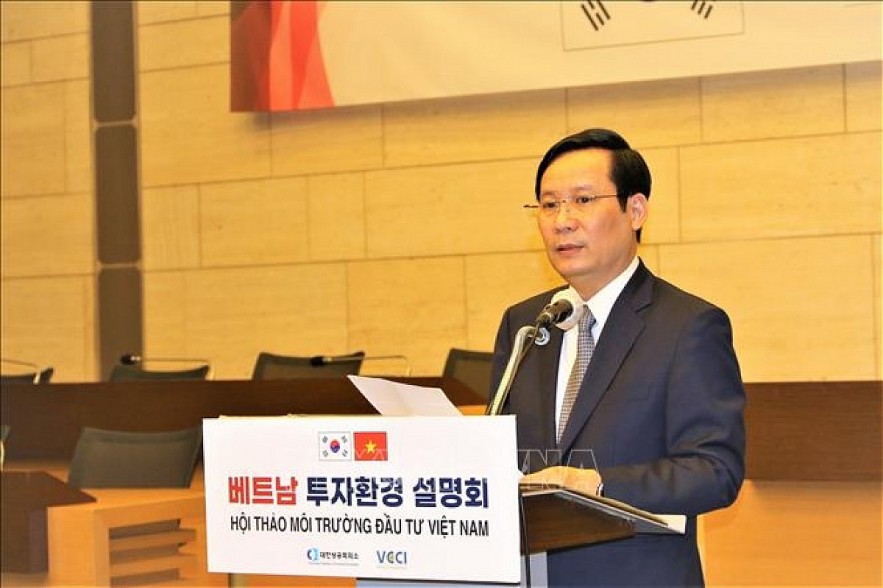 Pham Tan Cong, chairman of the Vietnam Chamber of Industry and Trade addresses the event. Photo: VNA