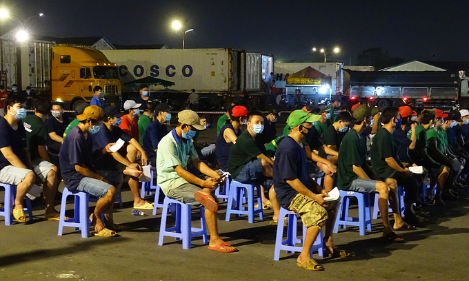 People gather at a kindergarten in District 8, HCMC, to have their samples taken for the new coronavirus test, June 29, 2021. Photo by VnExpress