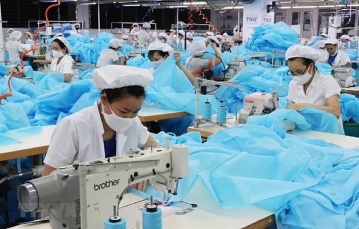 Workers working on protective clothing. Photo: VOV