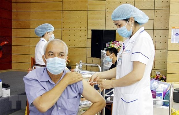 A man gets his COVID-19 vaccine shot (Photo: VNA)