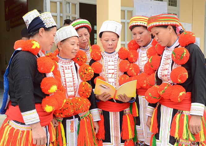 Red Dao women in Na Mo village, Na Hang town. Photo: BaoTuyenQuang