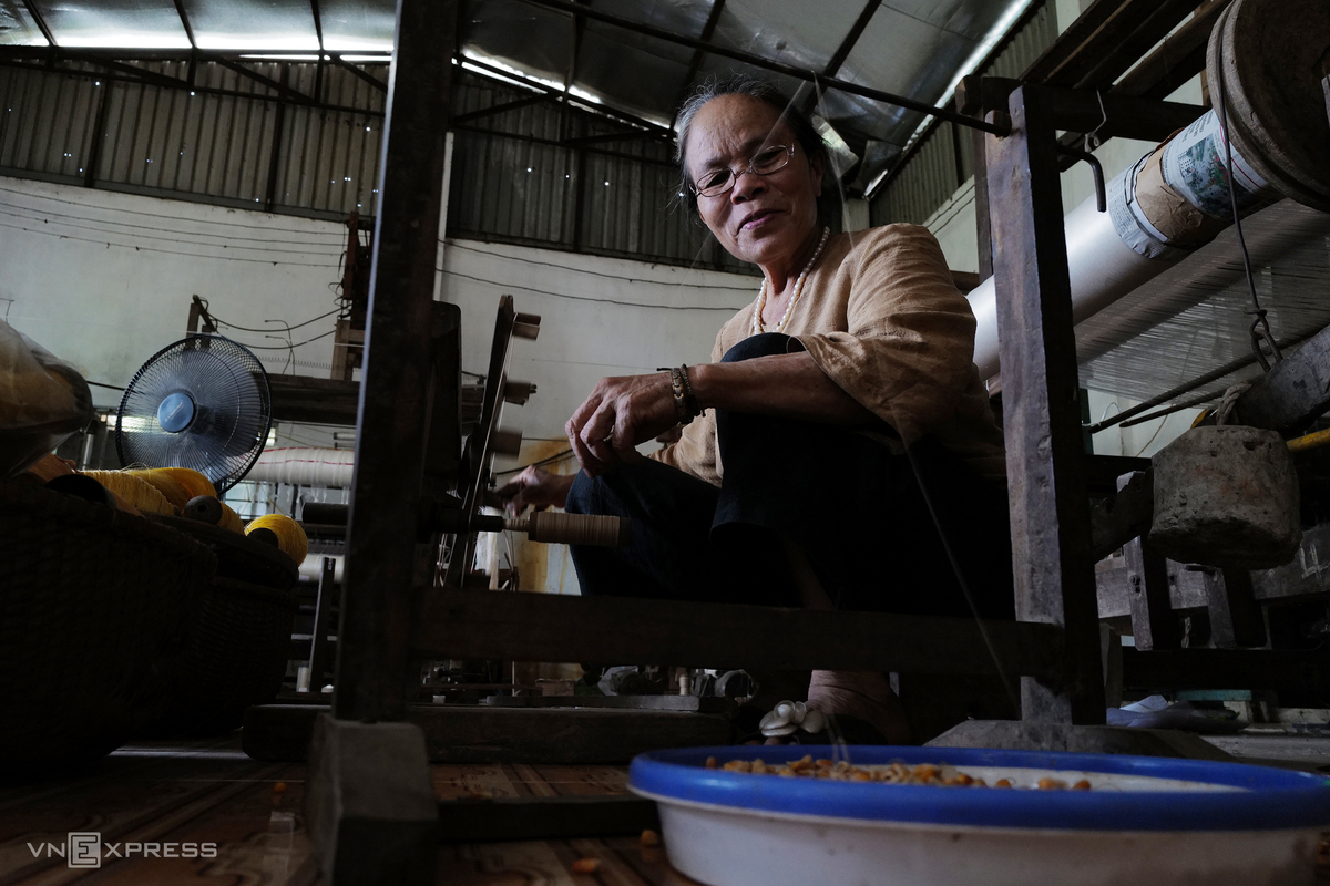 Vietnamese Artisan Weaves New Lotus Silk