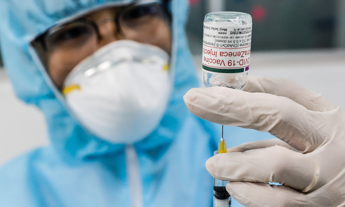 A medical worker prepares a Covid-19 vaccine shot in HCMC, June 21, 2021. Photo: VnExpress