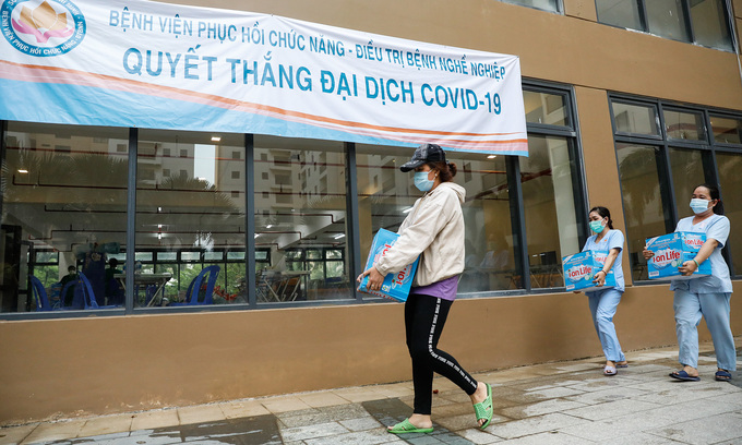 People transport supplies at a field hospital in HCMC, July 11, 2021. Photo: VnExpress