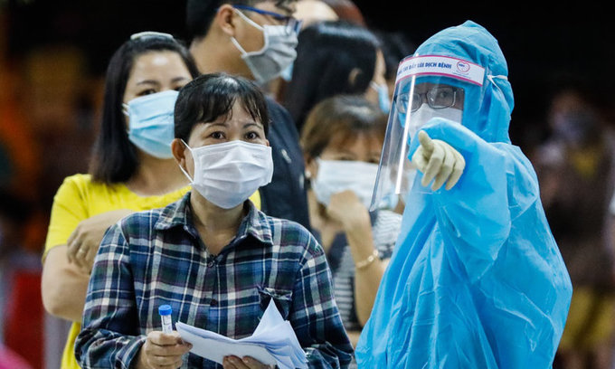 A medical staff instructs a person to test for Covid-19 in Binh Tan District, Ho Chi Minh City on June 23, 2021. Photo: VnExpress