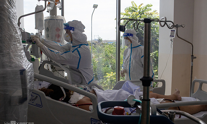 Medical staff take care of a critically ill Covid patient at HCMC Covid-19 Resuscitation Hospital in Thu Duc City, July 2021. Photo: VnExpress