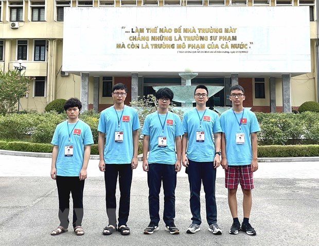 All five Vietnamese students competing at the International Physics Olympiad 2021 (IPhO 2021) pocket medals, including three golds and two silvers. Photo: VNA