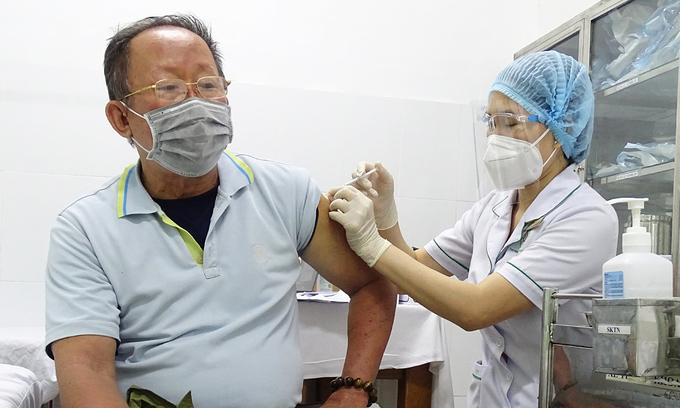 A man receives a Covid-19 vaccine shot at a hospital in Thu Duc City, July 22, 2021. Photo: VnExpress