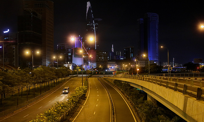 A lone ambulance vehicle on Vo Van Kiet Boulevard in downtown HCMC, July 26, 2021. Photo: VnExpress