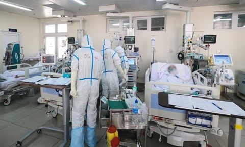 Doctors at Cho Ray Hospital in HCM City treat a patient with Covid-19. Photo: VNA
