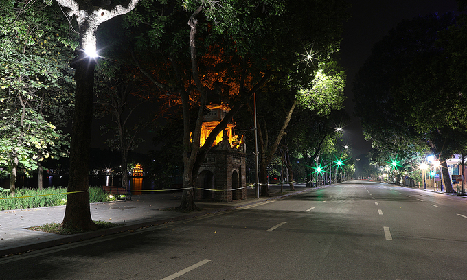 Dinh Tien Hoang Street around iconic Hoan Kiem Lake is left deserted, July 2021. Photo: VnExpress