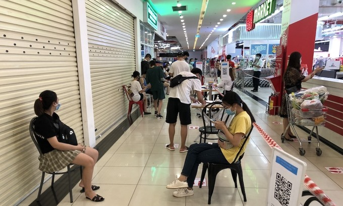 Hanoi supermarkets limit customer numbers Customers wait their turn to enter Go!Market Supermarket in Thanh Xuan District, Hanoi. Photo: VnExpress