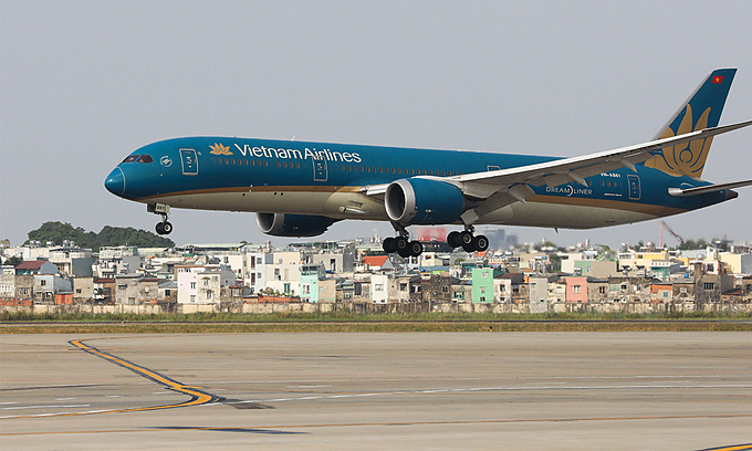 A plane of Vietnam Airlines at HCMC's Tan Son Nhat Airport. Photo: VnExpress