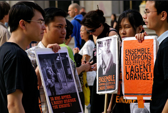Collectif Vietnam Dioxine said about 300 people came to support Tran To Nga in Paris, France, on January 30. Photo: Reuters