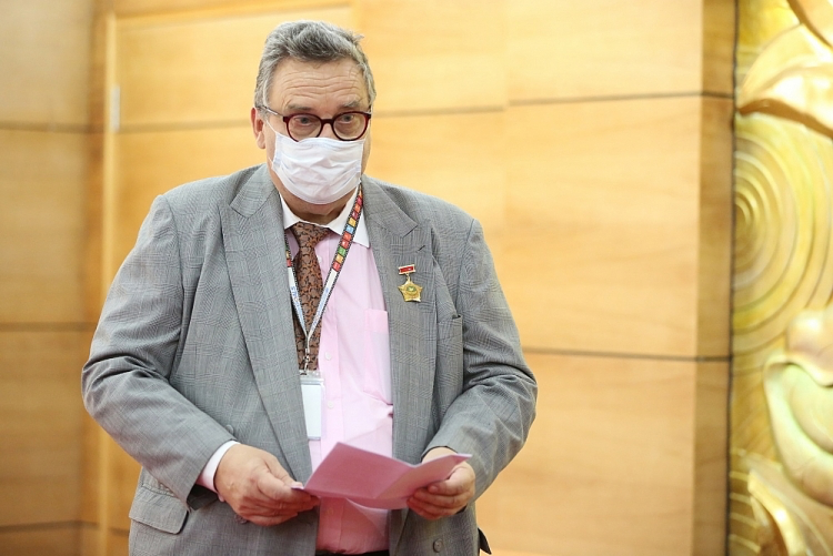 VUFO Presents Friendship Insignia to Finnish Ambassador