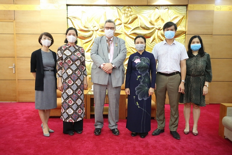 VUFO Presents Friendship Insignia to Finnish Ambassador