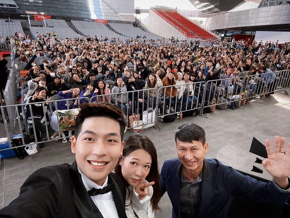 Nguyen Phan Linh Dan (centre) with director Nguyen Phan Quang Binh (right) and actor Quoc Anh at Busan Film Festival 2019. Photo: Tuoitre