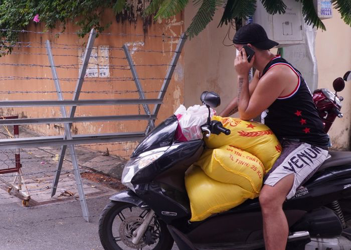 Foreigner in Vietnam Distributes Food to People in Need Amid Covid-19