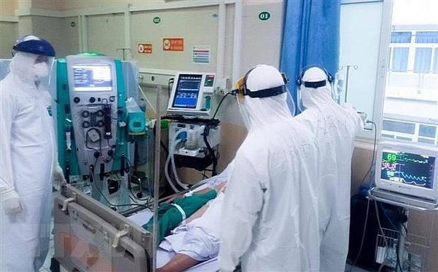 Treating a Covid-19 patient. Photo: VNA