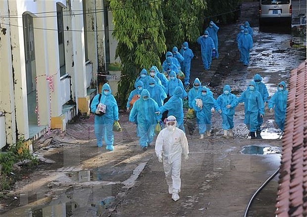 F1 cases on the way to quarantine facilities in Ca Mau province. Photo: VNA