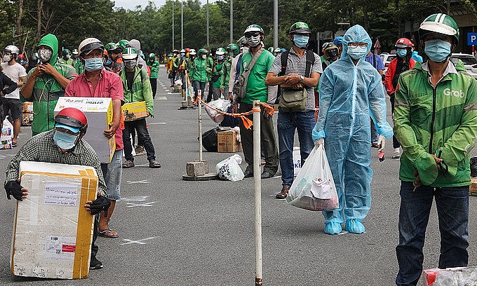Shippers wait to deliver packages at a field hospital in Thu Duc, HCMC, July 21, 2021. Photo: VnExpress