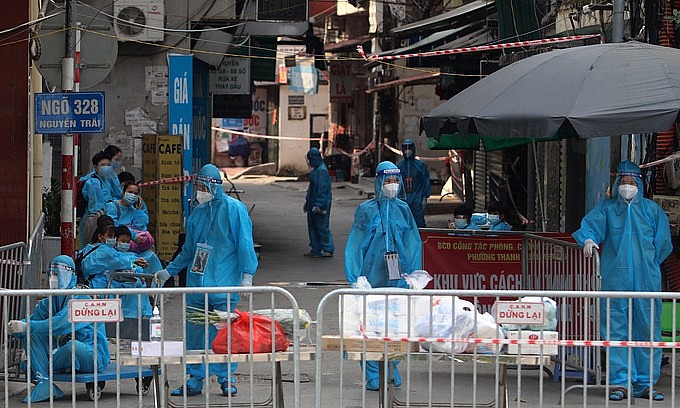 Residents of at alleys 328 and 330 of Nguyen Trai Road wait to be taken to an isolated area on September 1, 2021. Photo: VnExpress