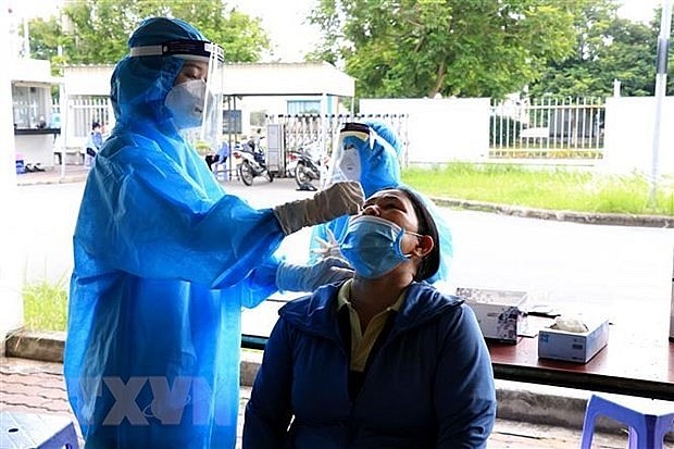 A health worker takes samples for Covid-19 testing. Photo: VNA