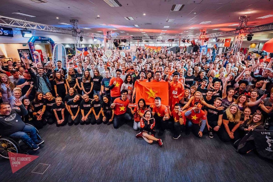 Giang (first, middle) and the University's Student Union held a welcome event for new students attracting thousands of students. Photo: Thanhnien