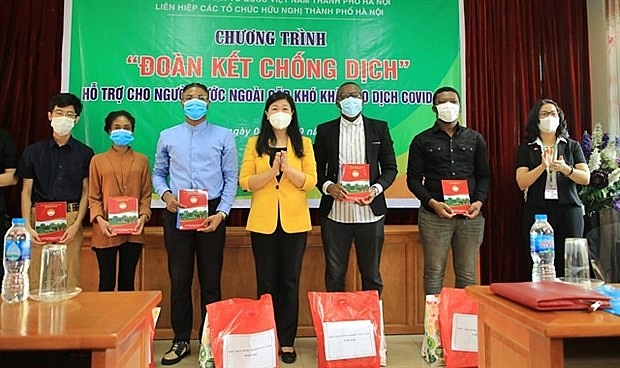 Foreign students receive the gifts. Photo: VNA