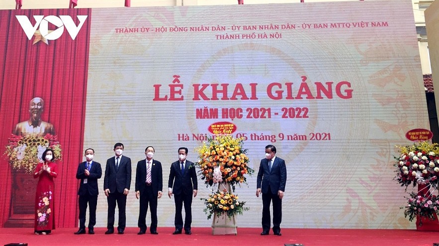 Hanoi authorities attend the opening ceremony of the new school year at Trung Vuong upper secondary school. Photo: VOV