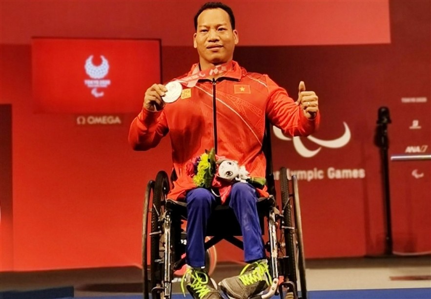 Weightlifter Le Van Cong has clinched the only silver medal for Vietnam at the Tokyo 2020 Paralympics. Photo: VOV